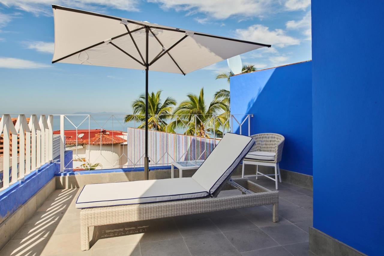 Hotel Luxury Patio Azul (Adults Only) Puerto Vallarta Dış mekan fotoğraf A cantilever umbrella
