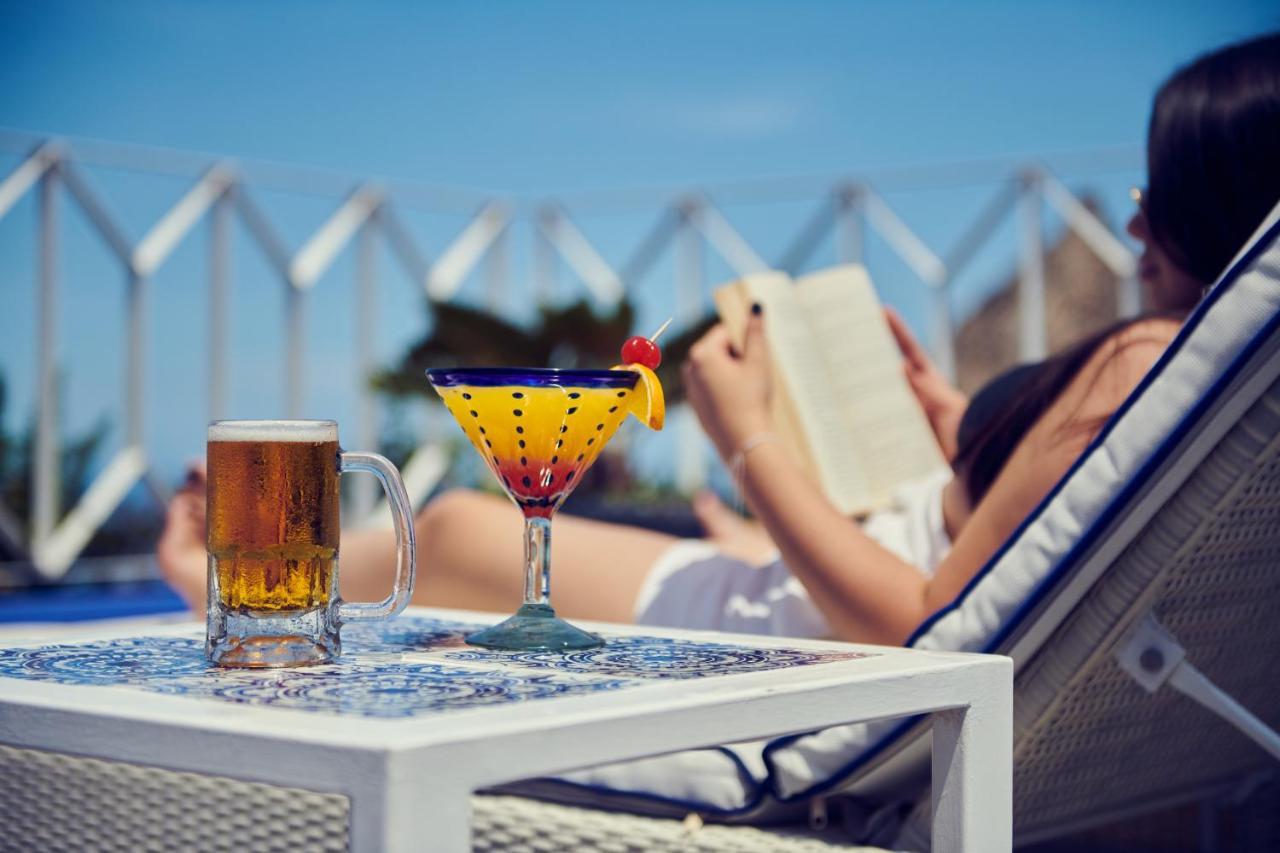 Hotel Luxury Patio Azul (Adults Only) Puerto Vallarta Dış mekan fotoğraf A woman reading a book by the pool