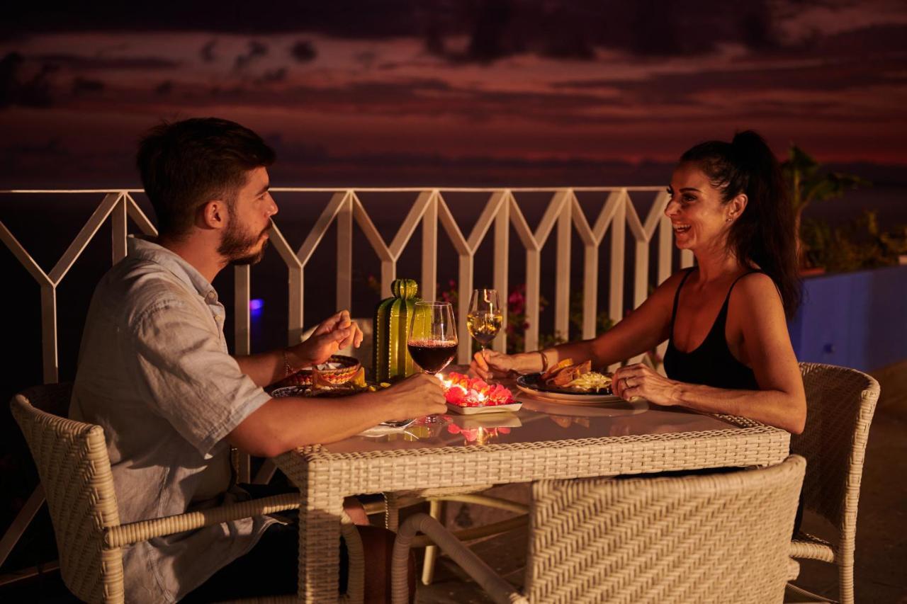 Hotel Luxury Patio Azul (Adults Only) Puerto Vallarta Dış mekan fotoğraf A couple dining at a restaurant