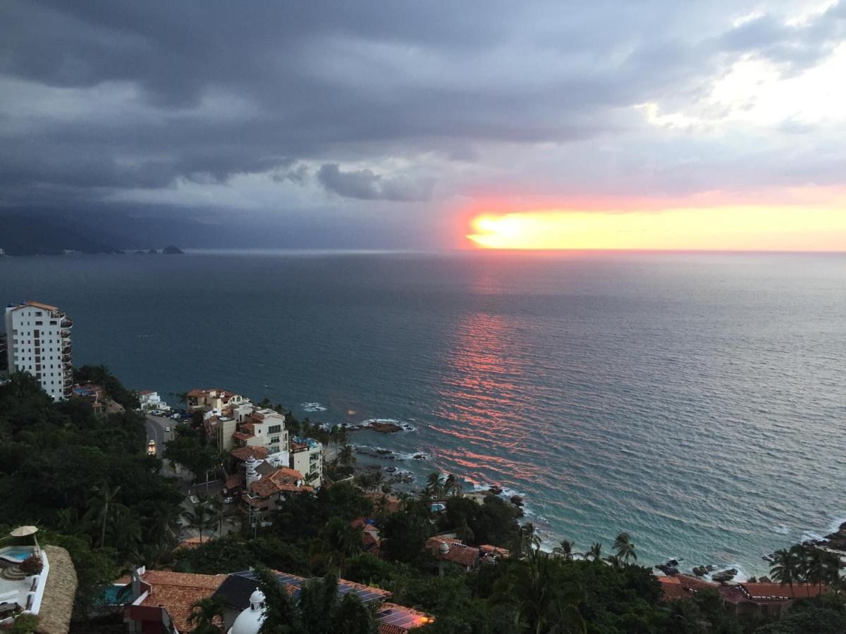 Hotel Luxury Patio Azul (Adults Only) Puerto Vallarta Dış mekan fotoğraf Sunset over the Pacific Ocean in Puerto Vallarta, Mexico