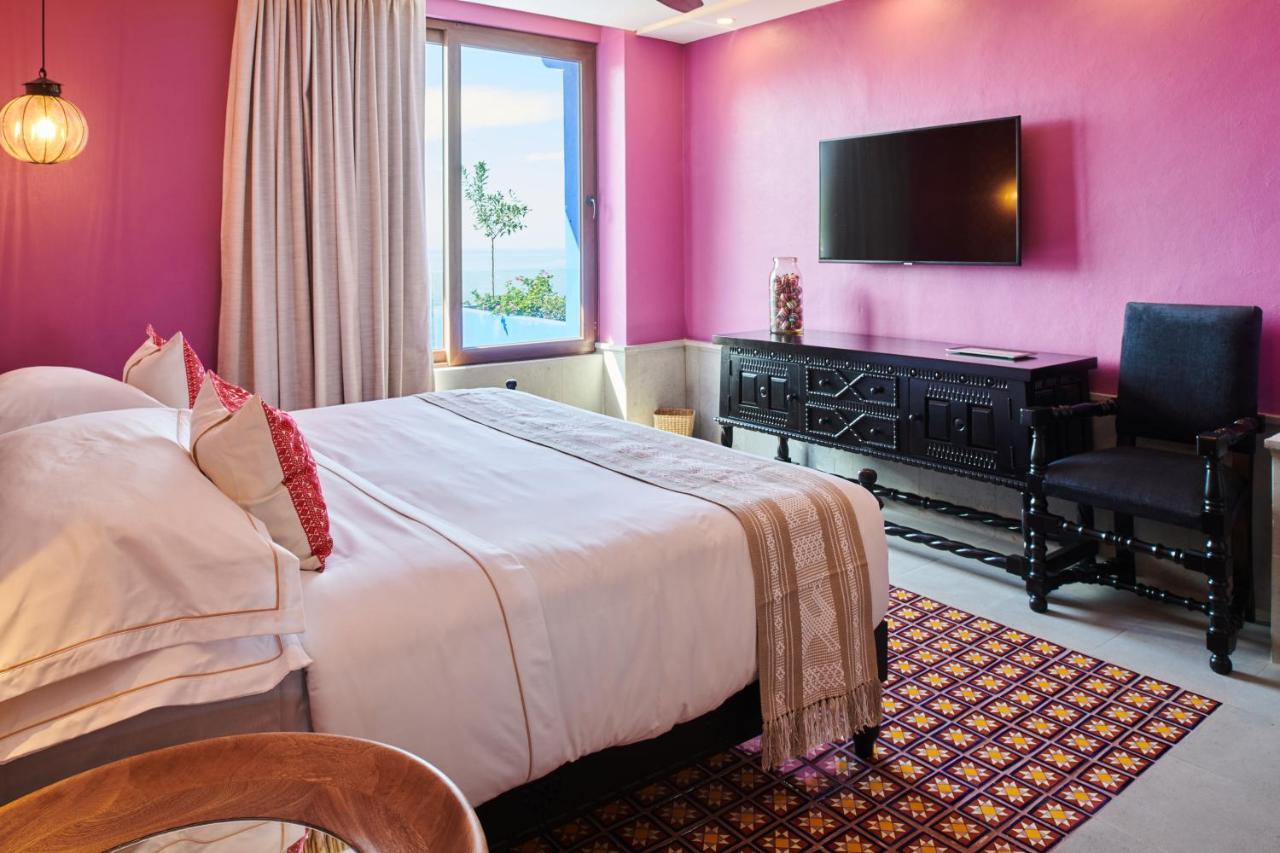 Hotel Luxury Patio Azul (Adults Only) Puerto Vallarta Dış mekan fotoğraf A bedroom at the hotel