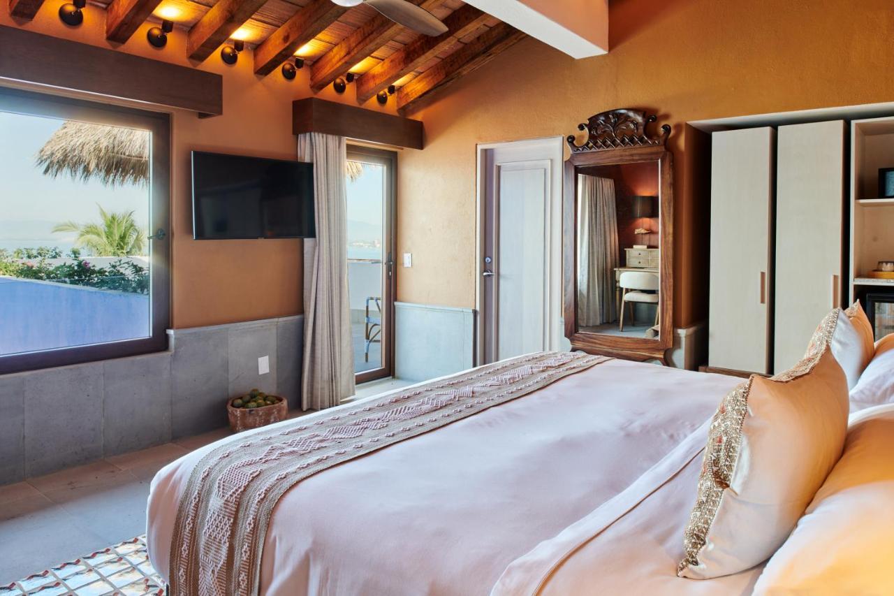 Hotel Luxury Patio Azul (Adults Only) Puerto Vallarta Dış mekan fotoğraf A bedroom at the hotel